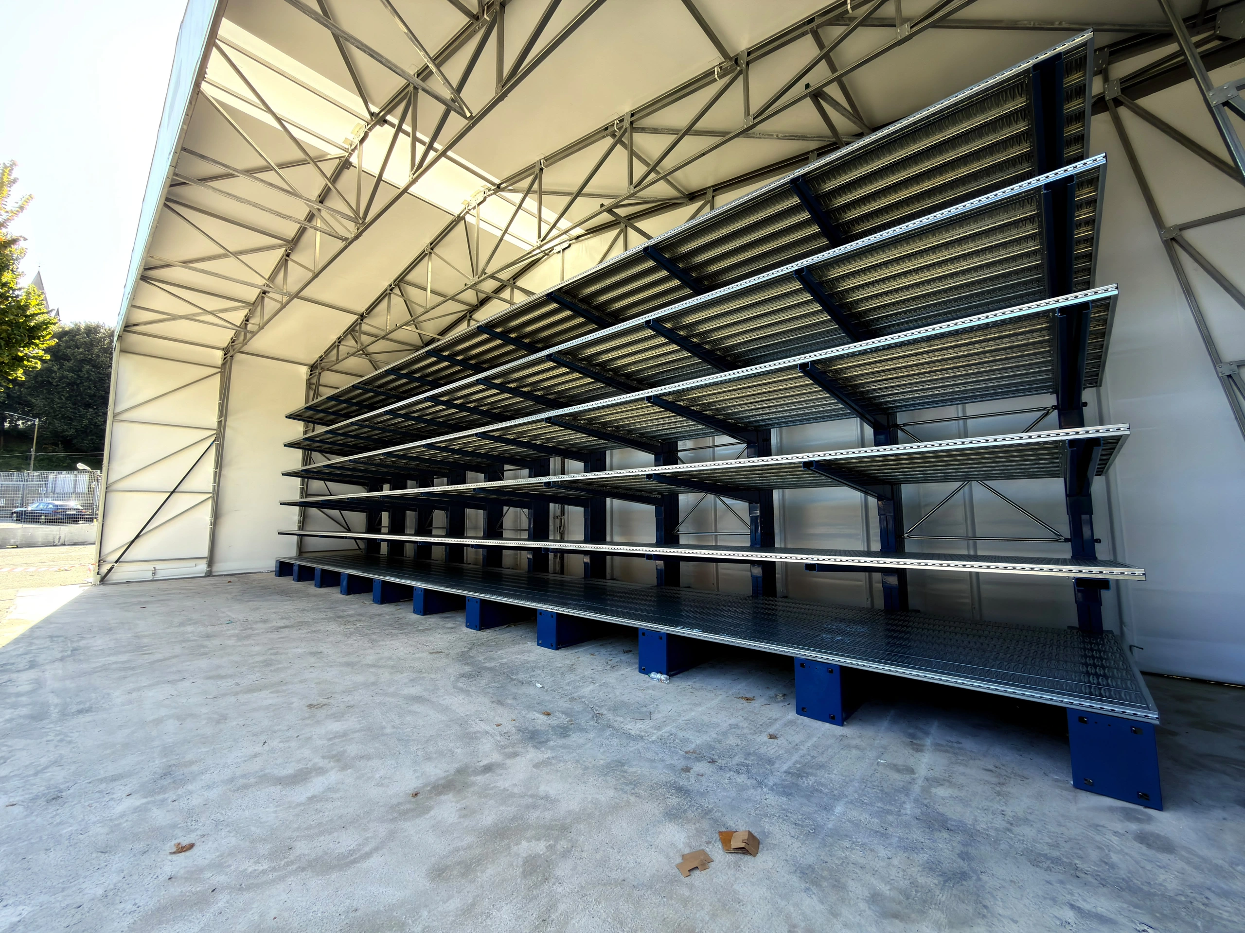 Scaffalature cantilever in una tendostruttura, fotografia reale METALMONT
