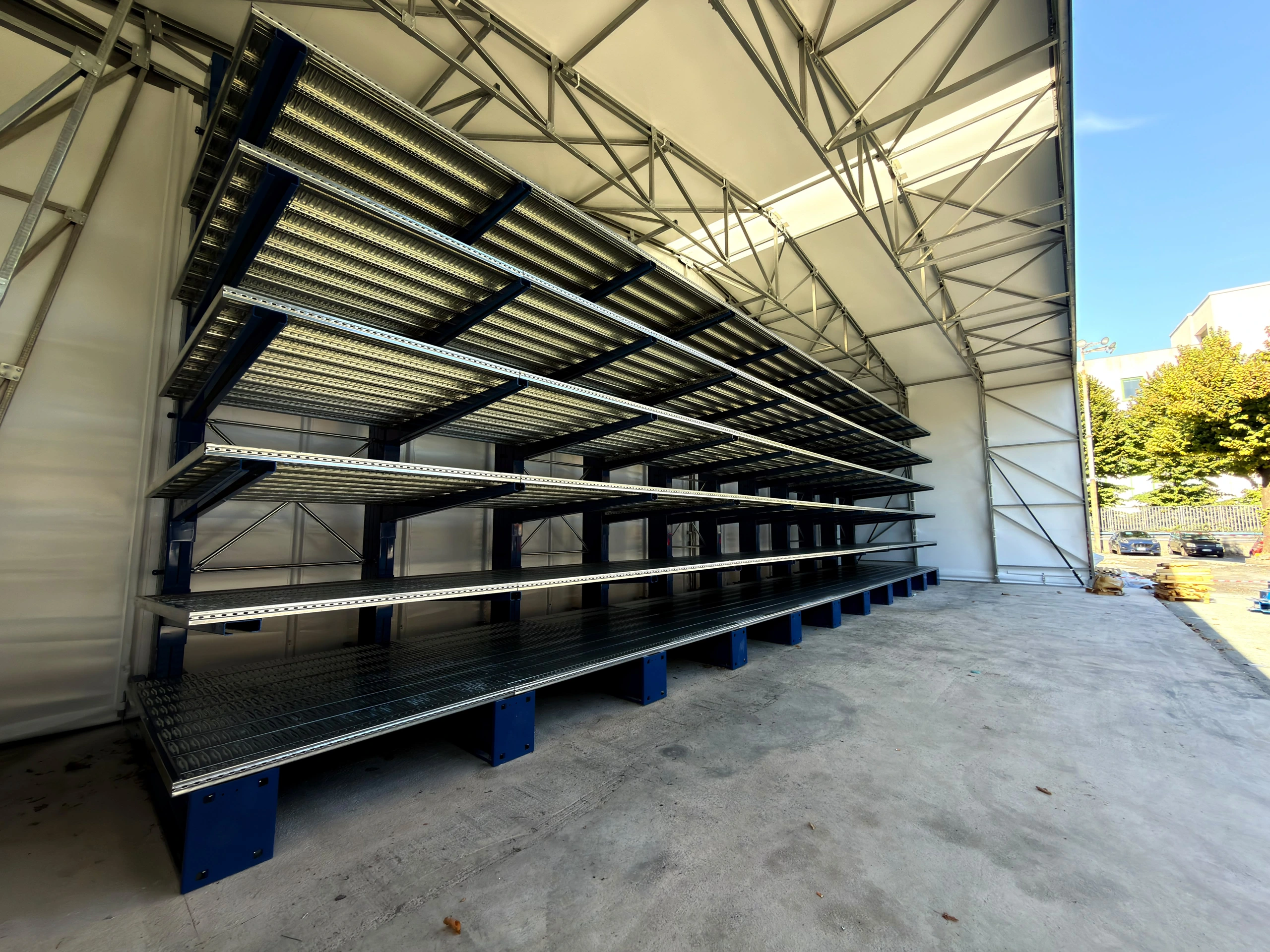 Scaffalature cantilever in una tendostruttura, fotografia reale METALMONT